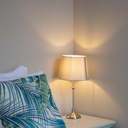 Perfectly Located Central Chester Town House -2Br Extérieur photo