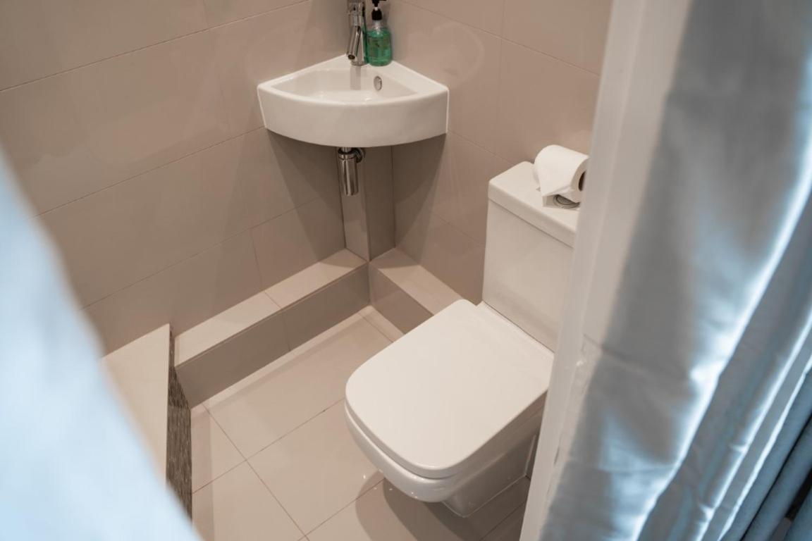 Perfectly Located Central Chester Town House -2Br Extérieur photo
