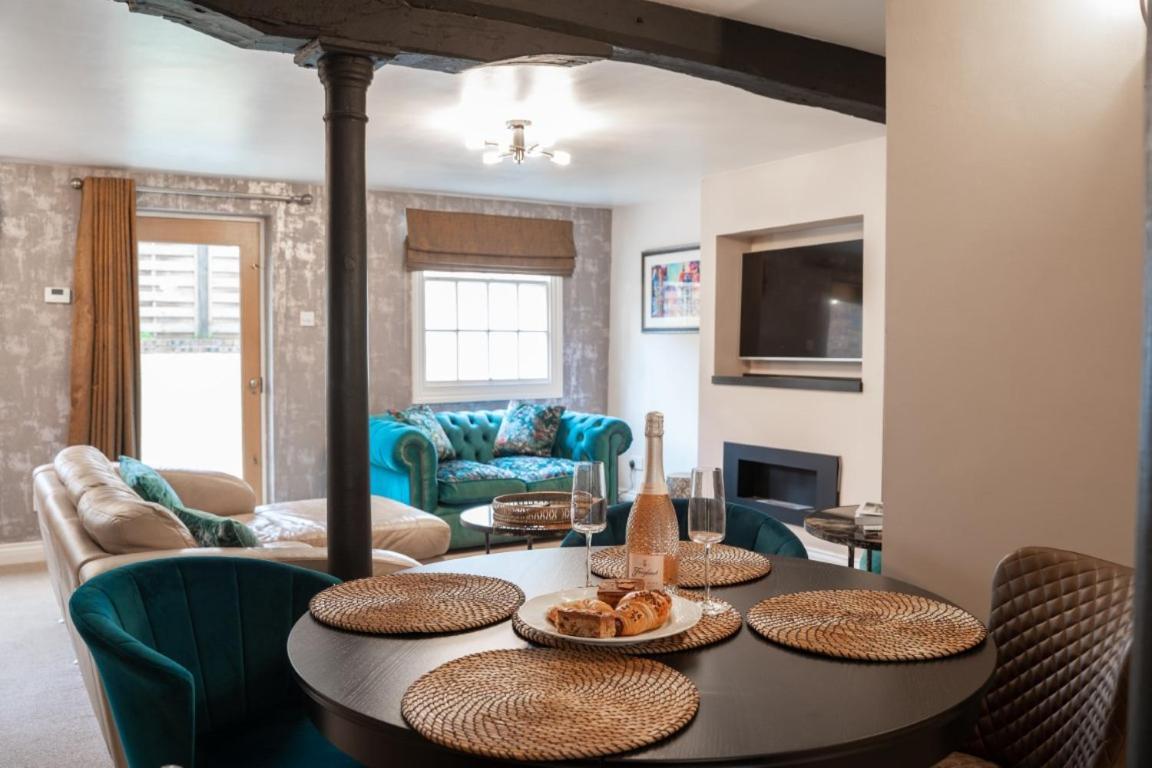 Perfectly Located Central Chester Town House -2Br Extérieur photo