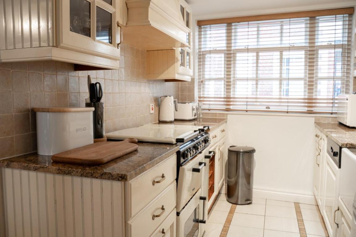 Perfectly Located Central Chester Town House -2Br Extérieur photo