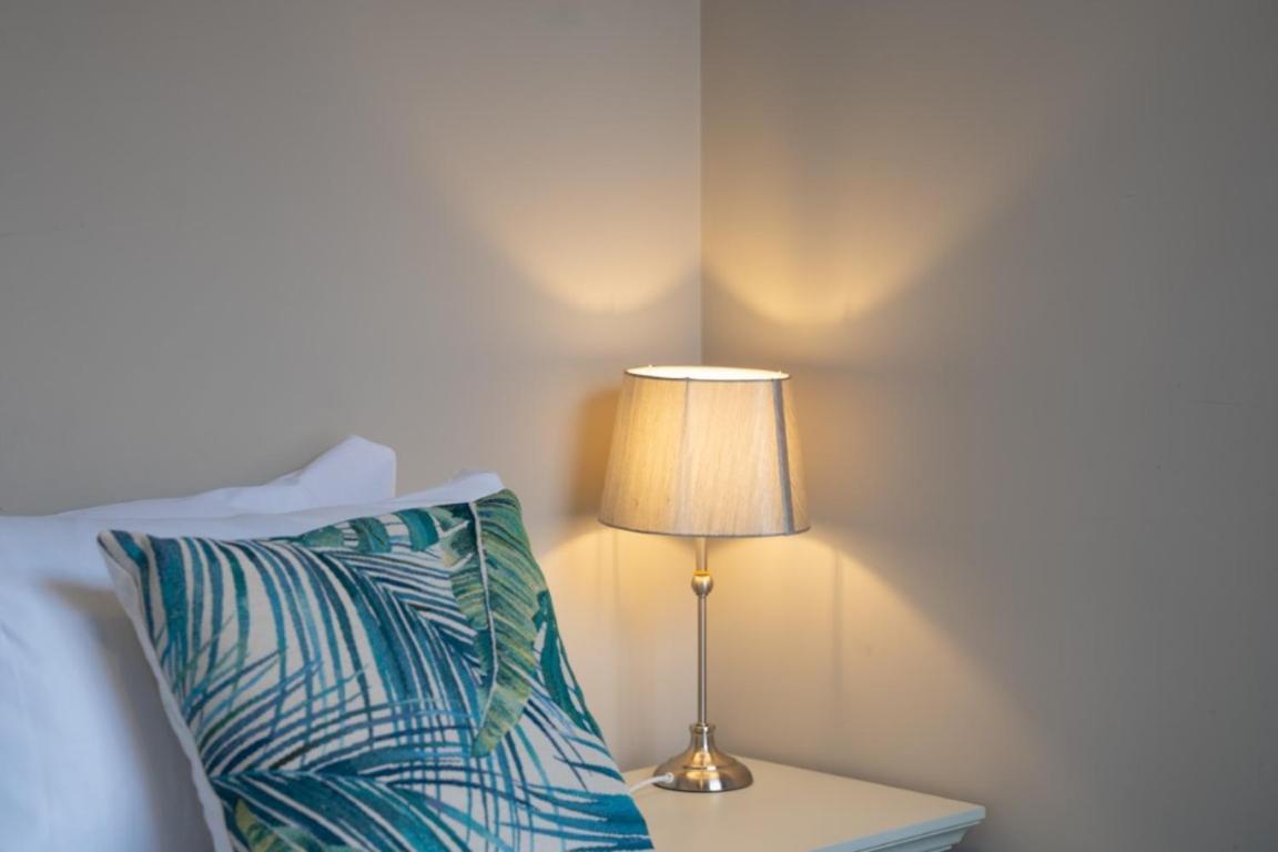 Perfectly Located Central Chester Town House -2Br Extérieur photo