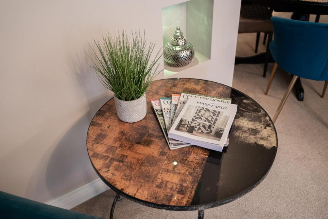 Perfectly Located Central Chester Town House -2Br Extérieur photo