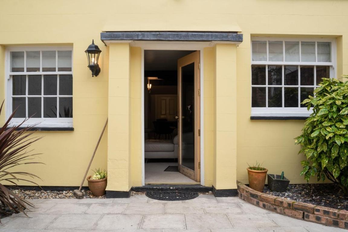 Perfectly Located Central Chester Town House -2Br Extérieur photo