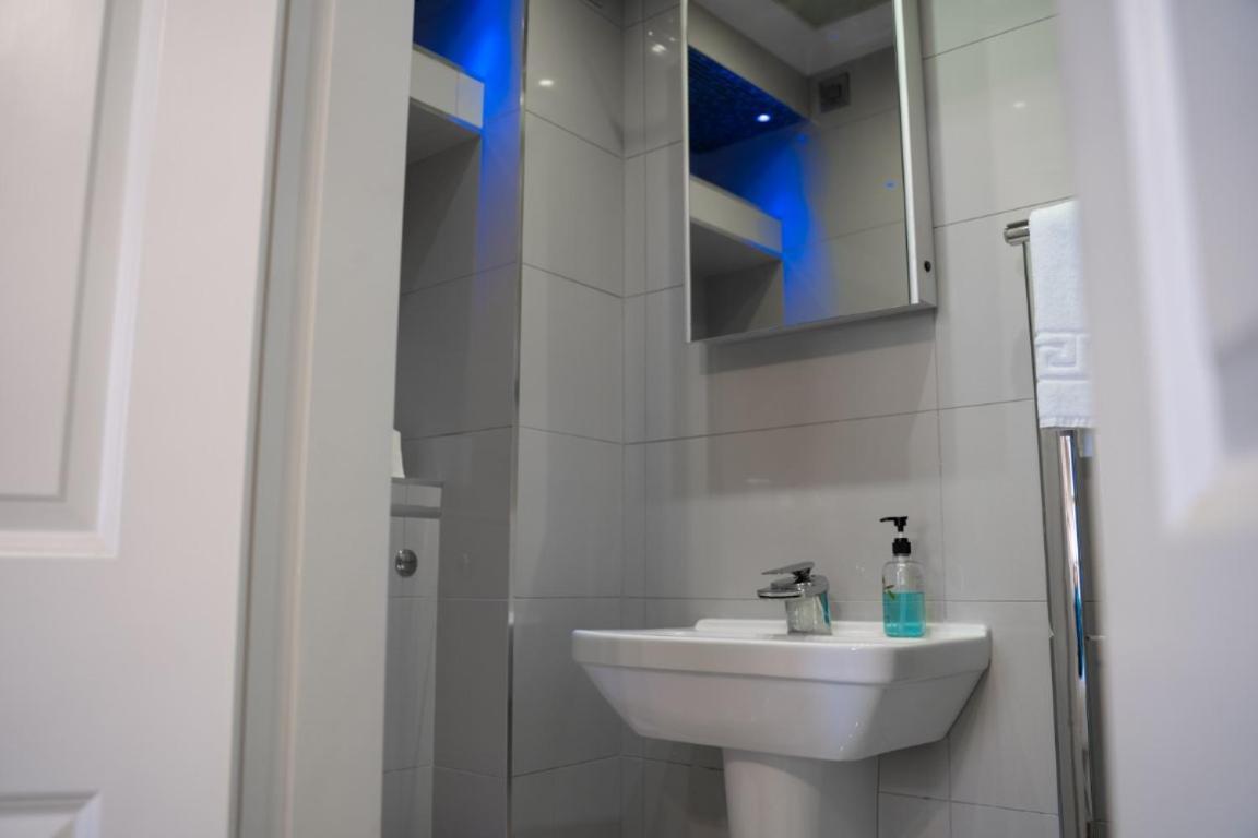 Perfectly Located Central Chester Town House -2Br Extérieur photo