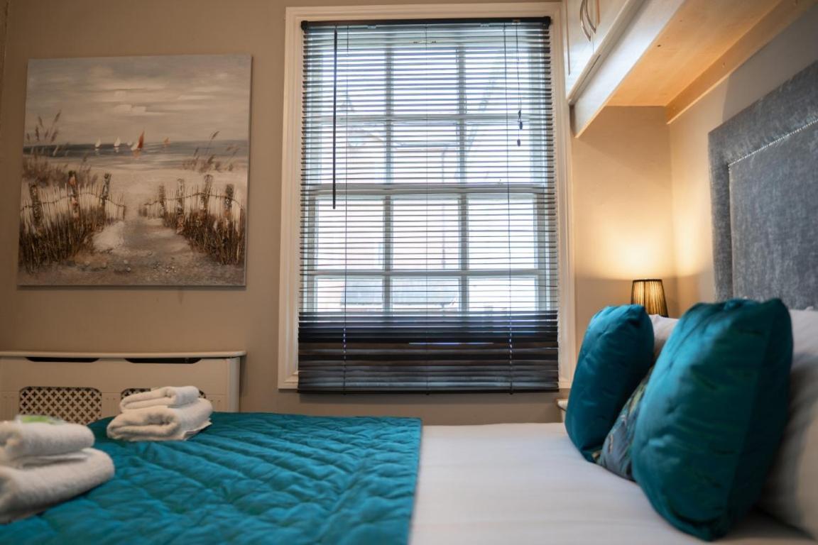 Perfectly Located Central Chester Town House -2Br Extérieur photo
