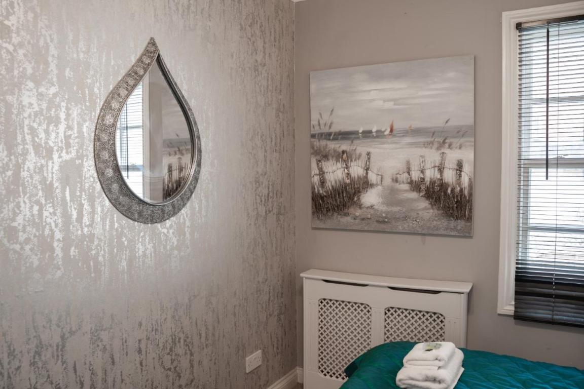Perfectly Located Central Chester Town House -2Br Extérieur photo